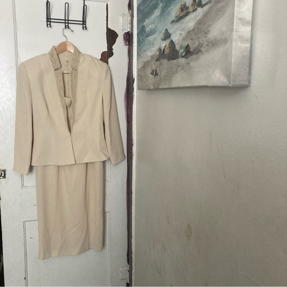 Daymor Couture Elegant Cream Women's Dress Suit size: 6